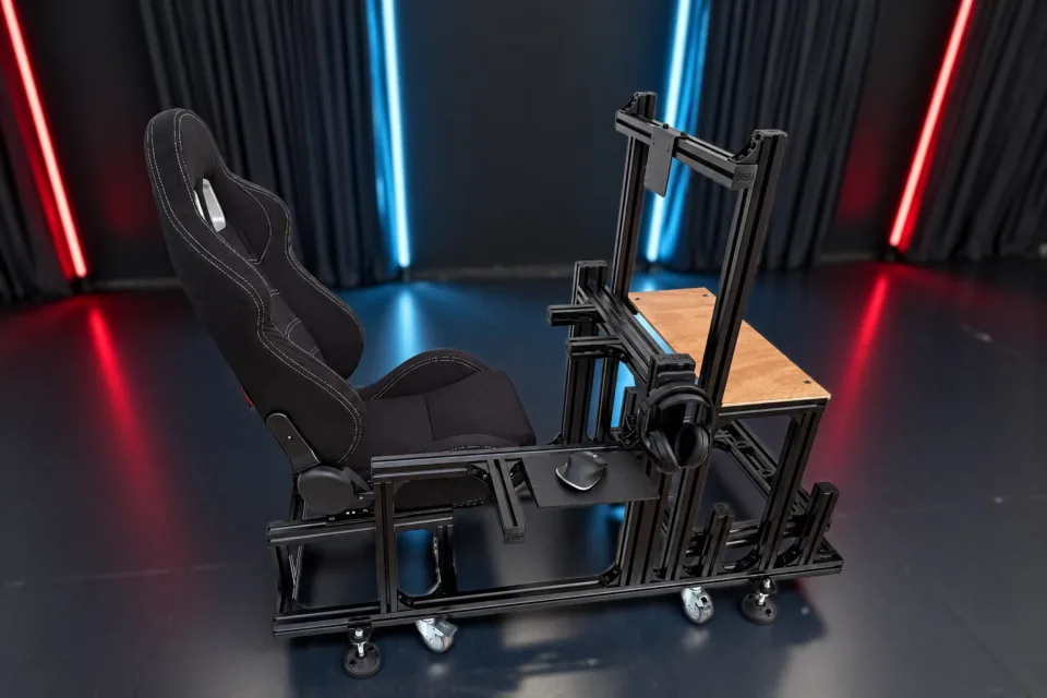 Cockpit NaM GT en Negro Mate con asiento y accesorios en una configuración de ejemplo